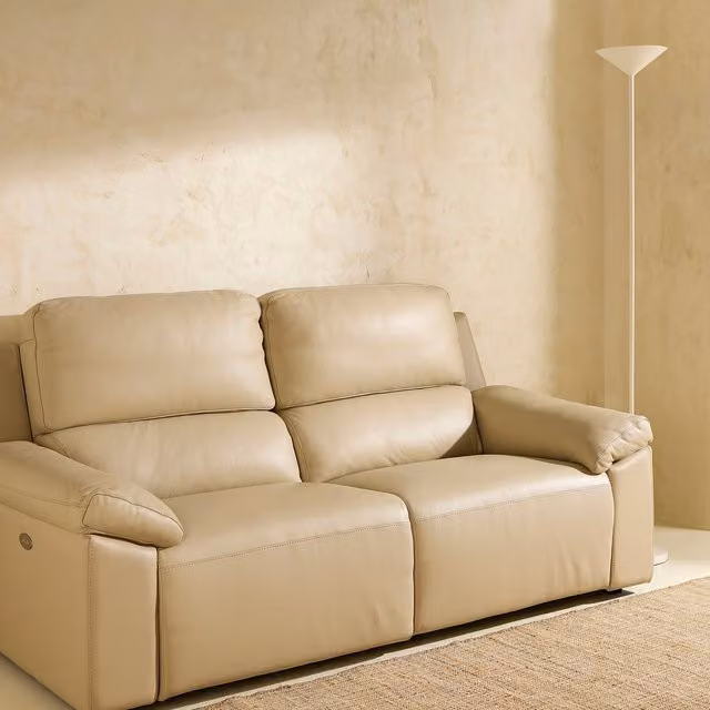 Sofá de 3 plazas Bolzano El Corte Inglés tapizado en piel color beige con 2 asientos relax motorizados y reposacabezas ajustable