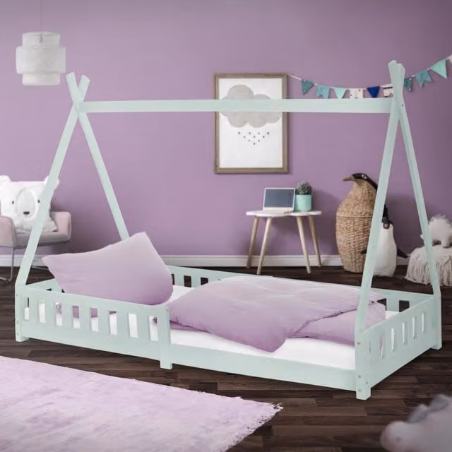 Cama infantil tipi ML Design Modern Living en color verde con estructura de madera de pino maciza, somier de listones y protección anticaída, An/P/Al: 90 x 200 x 120 cm