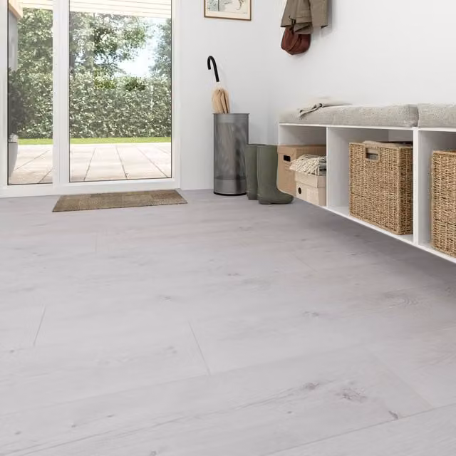 Suelo laminado con efecto madera Cooke & Lewis en color gris, diseño moderno con sistema click y grosor de 8 mm
