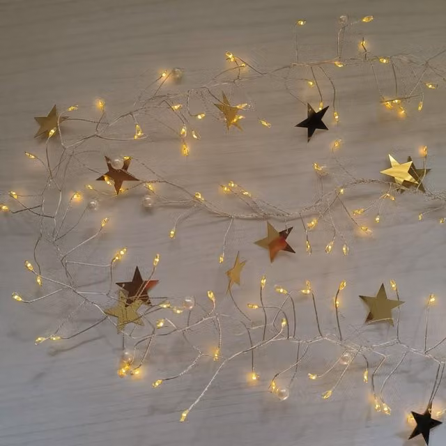 Guirnalda LED F-BRIGHT de Estrellas Doradas y Perlas Blancas con 200 Luces de Color Blanco Cálido, Longitud: 1,5 m