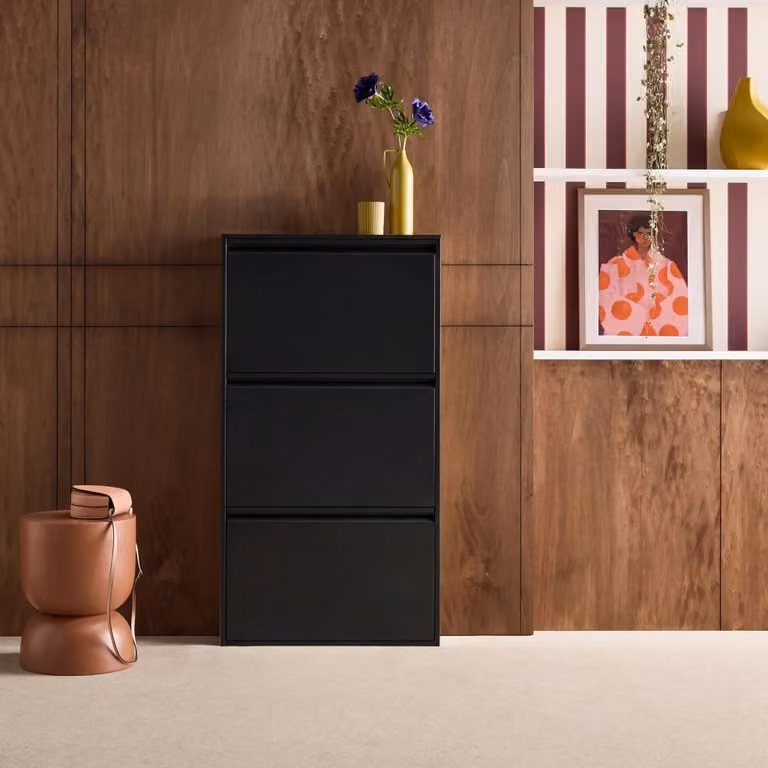 Zapatero de metal SWEEEK estilo industrial con compartimentos basculantes, negro y beige, An/P/Al: 65.5 x 15.2 x 123 cm