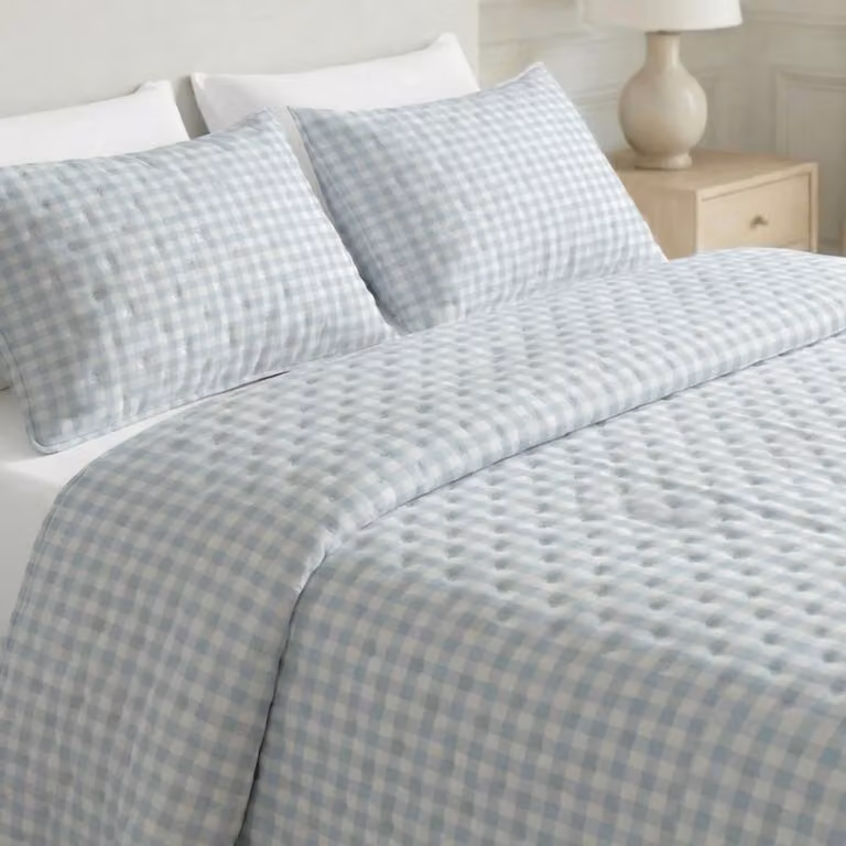 Colcha de microfibra acolchada con estampado de cuadros en azul y blanco para cama de 280 x 280 cm
