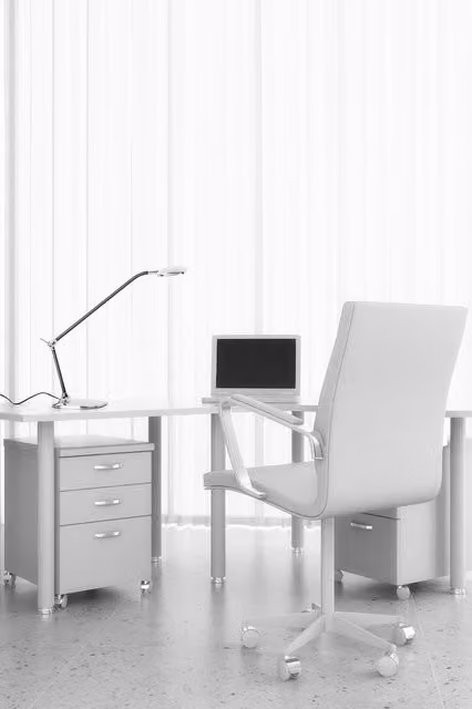 Lámpara de mesa LEDs C4 Queen ajustable en acabado cromo con luz blanca cálida de 6,9W y 3000K