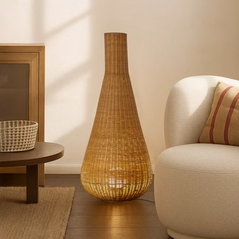 Lámpara de pie Takeo de Lucande en madera y ratán para salón o comedor, color marrón y negro, Altura: 115 cm