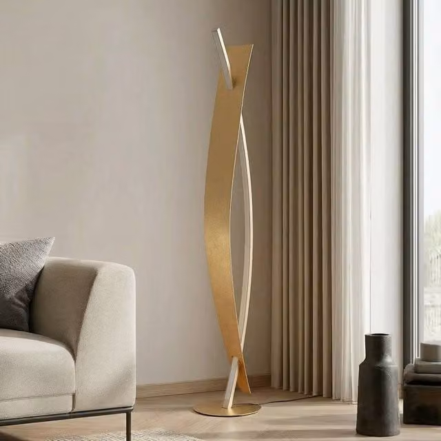 Lámpara de pie LED Marija Lucande, atenuable, color oro/latón, Altura: 140 cm