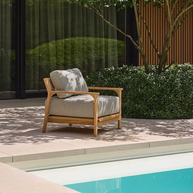 Sillón de jardín moderno BERAH GETAH de madera de teca con cojines grises y reposabrazos