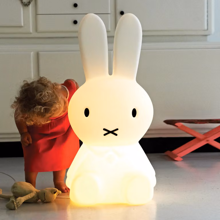 Lámpara de diseño infantil Miffy XL Design Light de Mr Maria en color blanco y material plástico para mesa