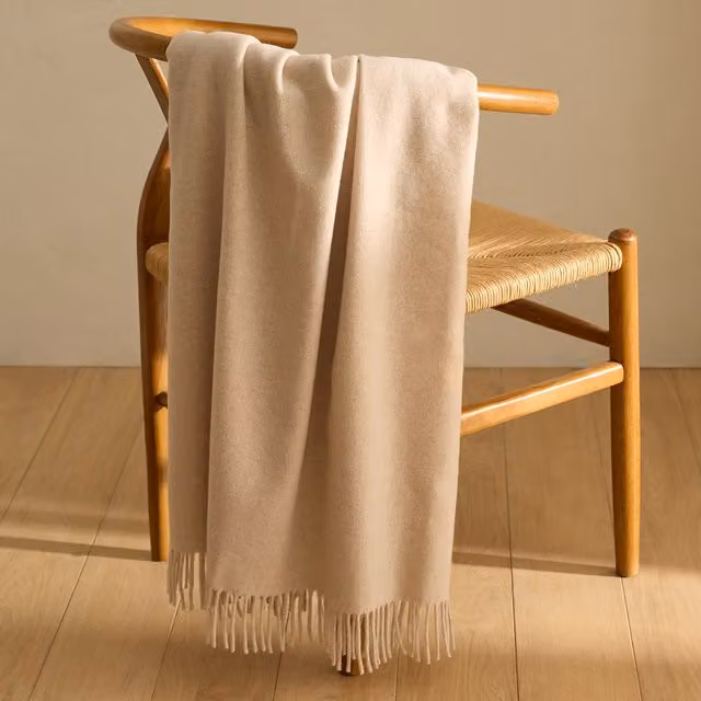 Manta decorativa Charme Somma 1867 de lana y cashmere color beige con flecos An/P/Al: 180 x 130 cm