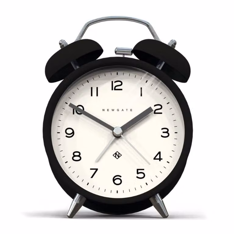 Reloj despertador analógico Newgate con doble campana y mecanismo silencioso en negro de metal