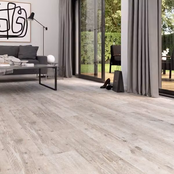 Suelo laminado Cooke & Lewis NK33 con efecto madera en color gris y sistema click de 8 mm de grosor