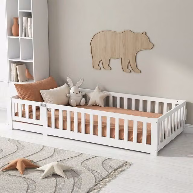 Cama infantil OCEVIA de madera maciza de pino en color blanco con barandillas de seguridad y somier de láminas, An/P/Al: 120 x 204 x 41,5 cm