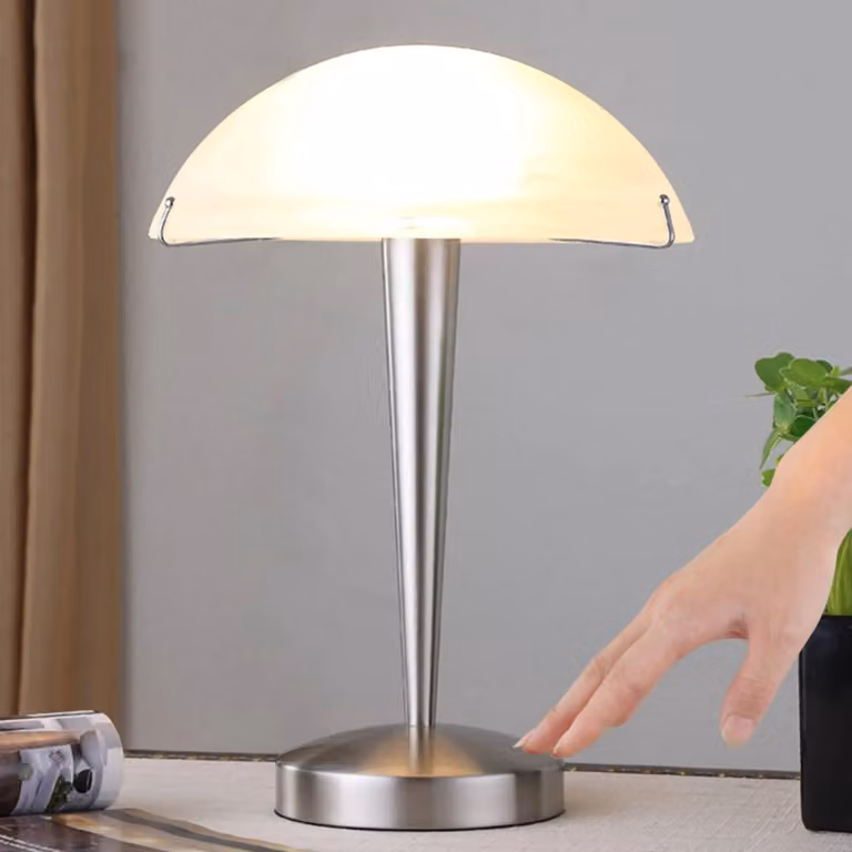 Lámpara de mesa moderna Lindby en blanco y plata con acabado de cristal y metal para dormitorio