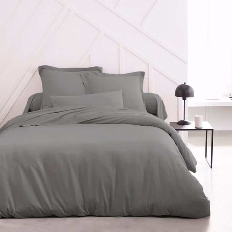 Funda nórdica reversible MEVAK LIVING en color plata y gris para cama de 180 cm, confeccionada en mezcla de algodón y poliéster con diseño minimalista liso