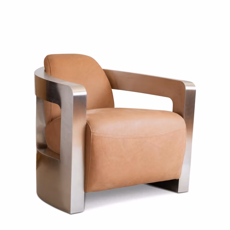 Sillón lounge de cuero marrón con estructura de metal cromado y reposabrazos para salón de estilo industrial