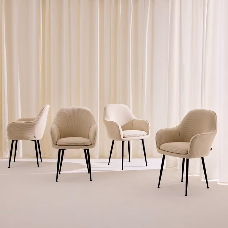Set de 4 sillones Shella de Sweeek en terciopelo blanco con patas de metal negro, An/P/Al: 57 x 59 x 84.5 cm
