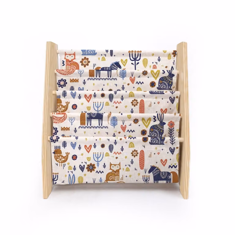 Librería infantil Montessori de pino y textil con estampado floral Nordic de RNT BY REALLY NICE THINGS