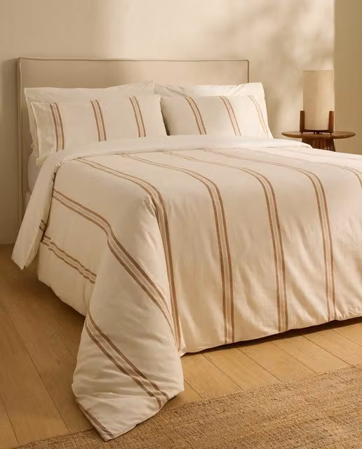 Juego de funda nórdica y fundas de almohada River de El Corte Inglés - Room - Lino y algodón con rayas en color beige
