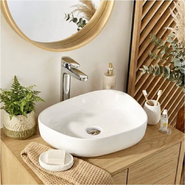 Lavabo de cerámica Mob In sobre encimera con forma de guijarro asimétrico en color blanco, An: 48 cm, P: 35,5 cm, Al: 13 cm
