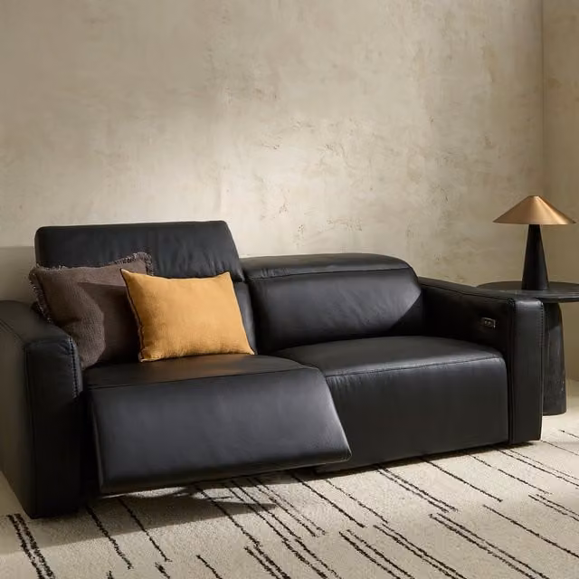 Sofá de piel Trento de El Corte Inglés de 3 plazas en color negro con 2 asientos relax eléctricos