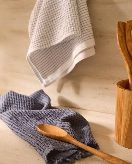 Set de 2 paños de cocina de algodón con tejido nido de abeja de El Corte Inglés en azul y gris