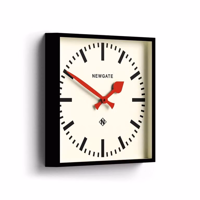Reloj de pared analógico Newgate de diseño minimalista y forma cuadrada en color rojo