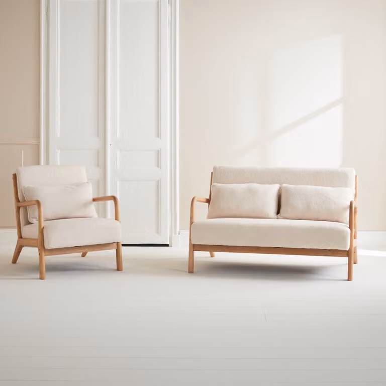Conjunto de banco de 2 plazas y sillón de madera con tejido de borreguito estilo escandinavo de Sweeek en color beige y blanco