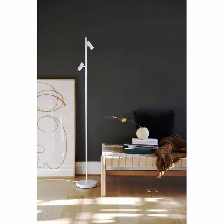 Lámpara de pie LED Omari de Nordlux en color blanco, diseño escandinavo de metal con luz regulable y orientable para salón o dormitorio