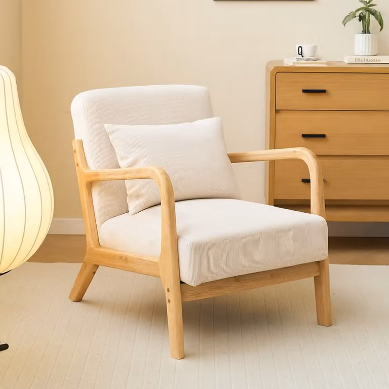 Sillón Nordlys de terciopelo beige con estructura de madera de abedache y reposabrazos
