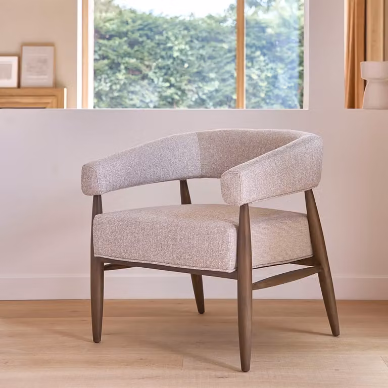 Sillón de madera de haya BERAH GETAH con tapizado beige de estilo mid century y diseño de orejas
