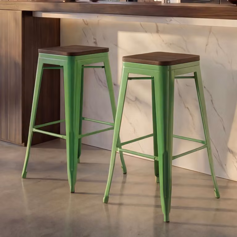 Juego de 2 taburetes de bar Mendler con asiento de madera de olmo y estructura de metal de diseño industrial, apilables, color verde y marrón