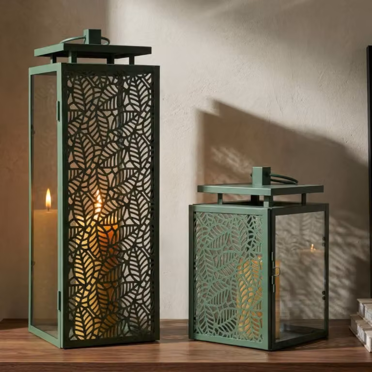 Juego de 2 faroles de metal y cristal Mauro Ferretti con diseño floral moruno en color verde para velas de tipo pillar, An/P/Al: 15 x 14,5 x 41,5 cm y 15 x 14,5 x 24 cm
