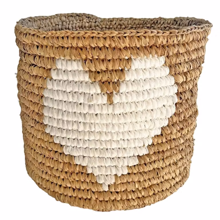 Cesta de rafia y algodón Natyal en color blanco y beige con diseño de corazón, Diámetro: 25 cm