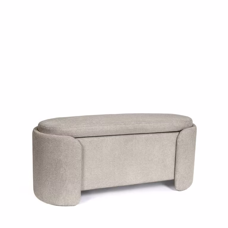 Banqueta Camila de KOKETTO HOME tapizada en color beige con estructura de madera y estilo moderno