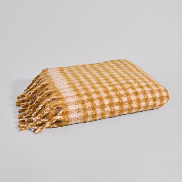 Plaid de poliéster reciclado Maison du Monde con cuadros vichy en ocre y blanco con flecos, An/P/Al: 130 x 170 cm