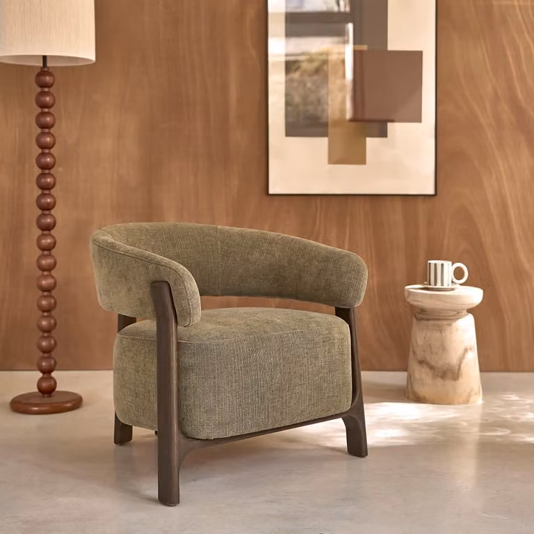 Sillón BERAH GETAH de madera maciza de roble con acabado mate y tejido de chenilla en color marrón y verde