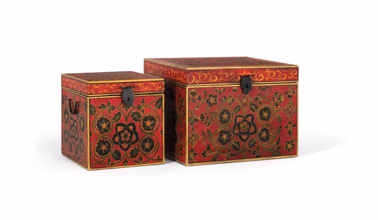 Set de 2 baúles de madera de mango con diseño floral étnico pintado a mano en rojo, dorado y negro por Giner y Colomer