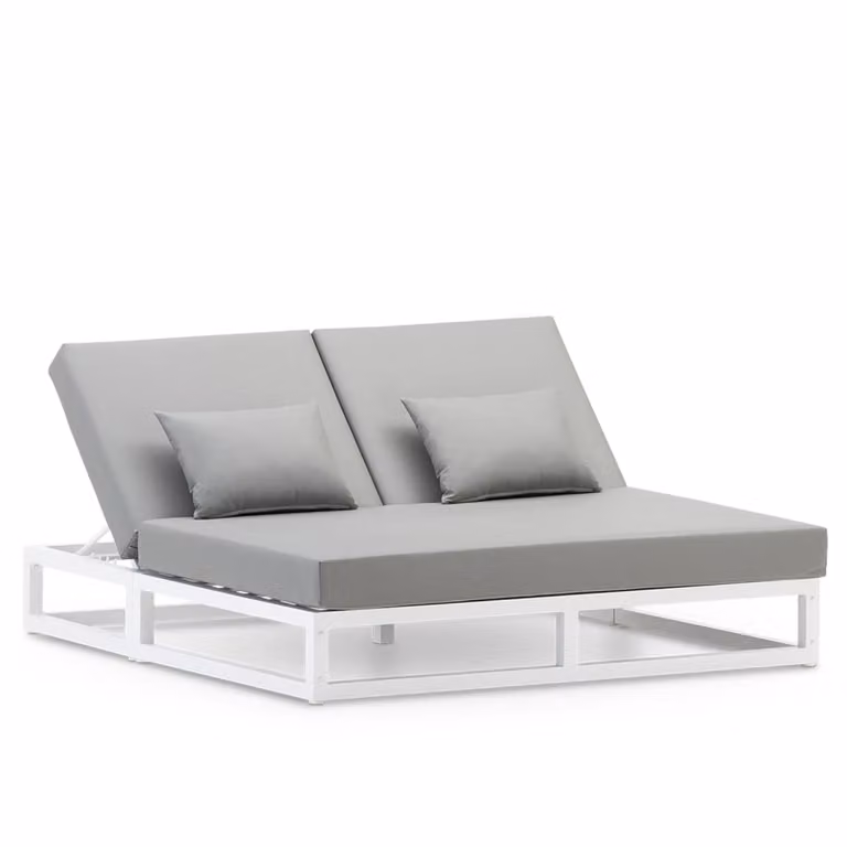 Cama balinesa doble Defora Home en color blanco con cojines grises y estructura de aluminio con reposacabezas ajustable