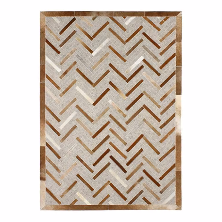 Alfombra de piel de diseño chevron patchwork de THE DECO FACTORY en color marrón claro, An/P: 120 x 170 cm