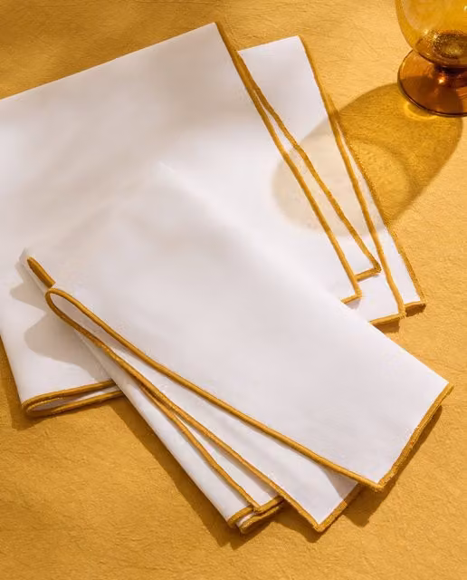 Set de 2 servilletas de algodón Overlock de El Corte Inglés en blanco y amarillo