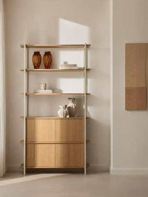 Estantería alta Darel de Kenay Home en color blanco y natural con estructura de metal y madera