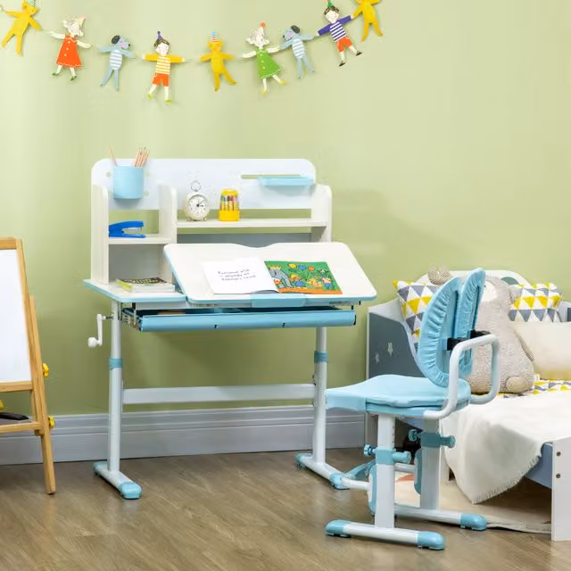 Escritorio y silla infantil PZCC con altura regulable y tablero reclinable, diseño moderno en azul y blanco con materiales de acero, MDF y tela.