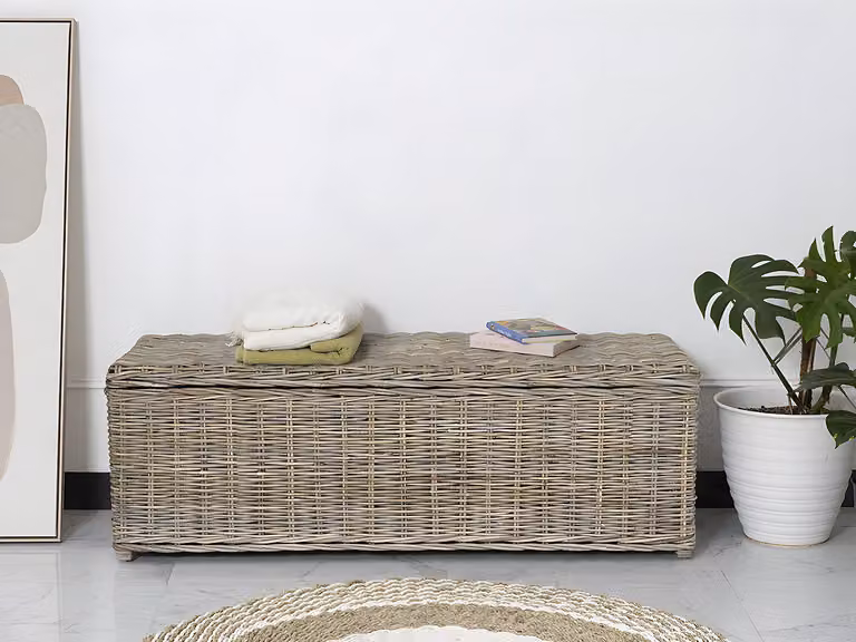Arcón de kubu GAO en madera de pino y ratán, color gris natural, Ancho: 130 cm, Profundidad: 45 cm, Altura: 44 cm