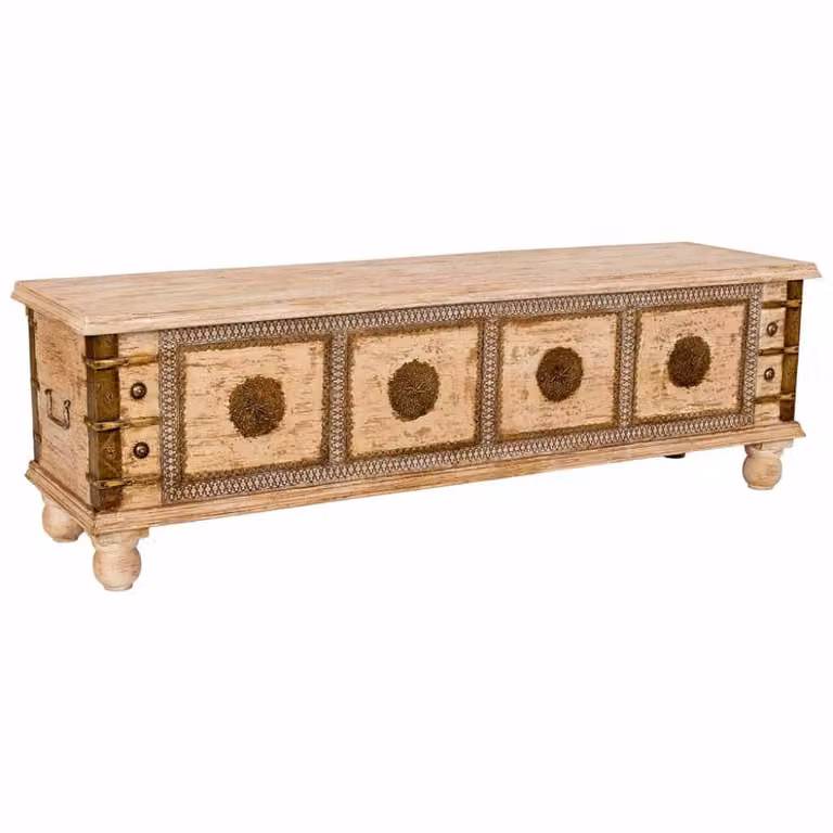 Baúl artesanal de madera de mango Wanderlust deco en color blanco, marrón y dorado con detalles geométricos y étnicos, An/P/Al: 146 x 40 x 46 cm
