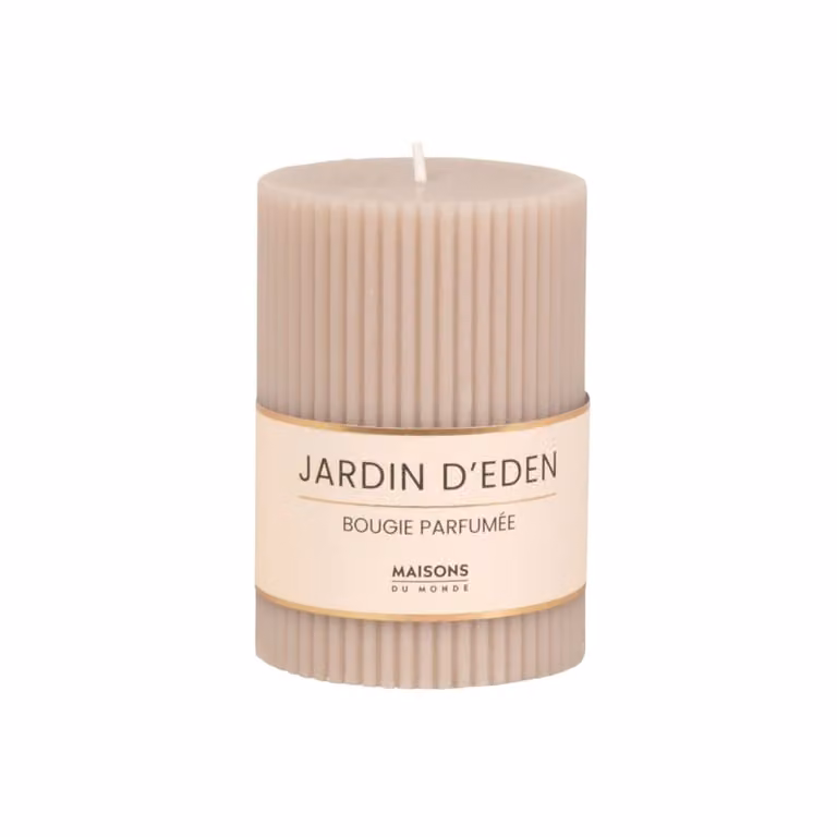 Vela perfumada de cera estriada Maisons du Monde con notas florales, frutales y amaderadas en color gris topo, 340 g