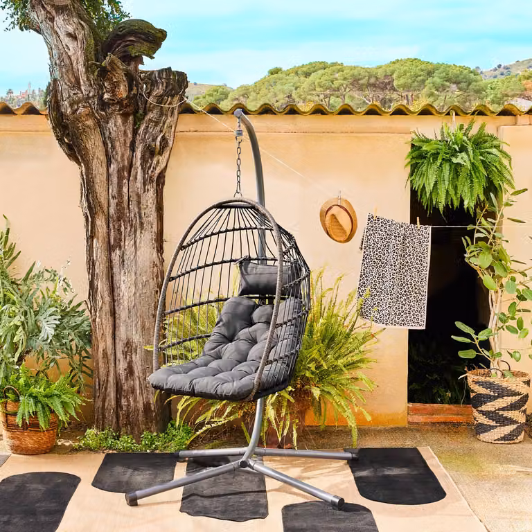 Sillón colgante tipo huevo SWEEEK para jardín con cojines, estructura de acero y tejido antracita y beige, An/P/Al: 105 x 105 x 196 cm