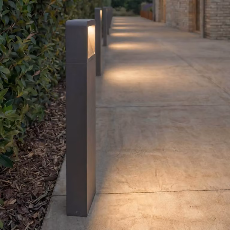 Baliza LED LEYA de Lucande para jardín en aluminio negro