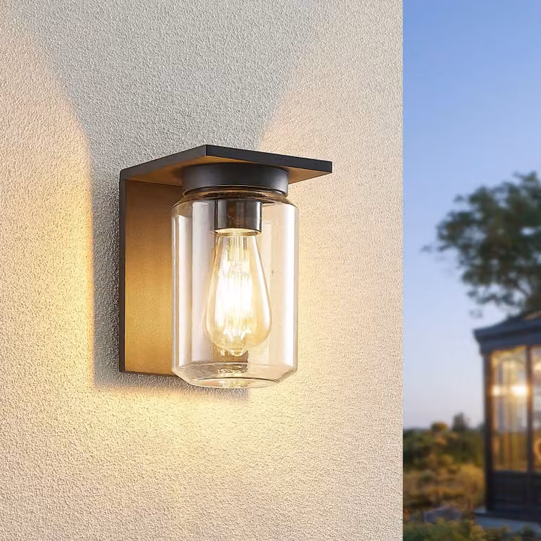Aplique de pared exterior Semka de Lucande en aluminio y cristal negro, atenuable y de diseño moderno para jardín