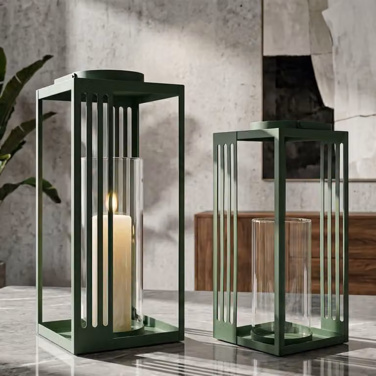 Juego de 2 faroles metálicos geométricos de Mauro Ferretti en color verde, diseño minimalista y cuadrado, An/P/Al: 18 x 18 x 43,5 cm y 15 x 15 x 36,5 cm