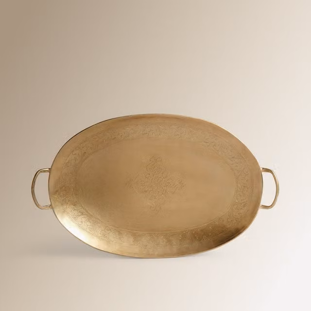 Bandeja decorativa Zane de El Corte Inglés en color dorado con diseño floral de metal y forma ovalada