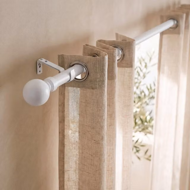 Kit de barra de cortina extensible Emmebi Boul de aluminio en blanco mate, longitud ajustable de 120 a 210 cm y diámetro de 25 mm